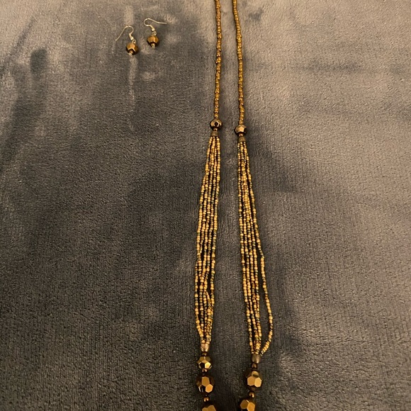 Matching necklace and earring set - Picture 2 of 5